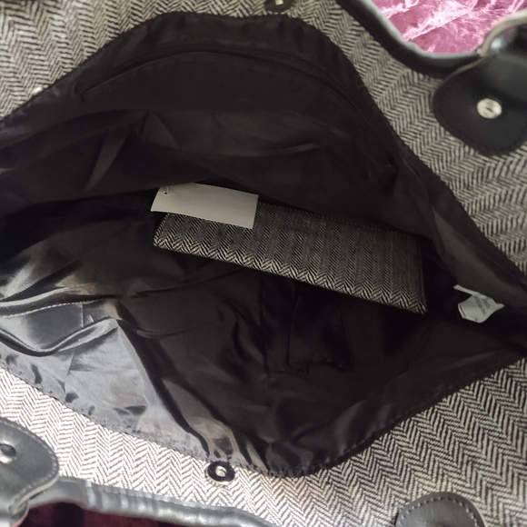 NWT - 2 pc. bag and wallet. Large. - Picture 4 of 7
